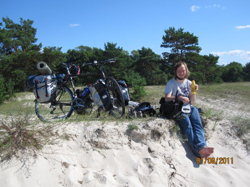 Rasmus på en sanddyn vid Kloogaranna, lunchpaus.