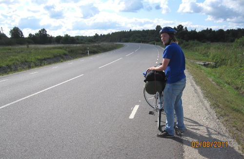 Rasmus tar paus och rättar till packningen på väg mot Padise. Såhär tom var vägen nästan alltid.