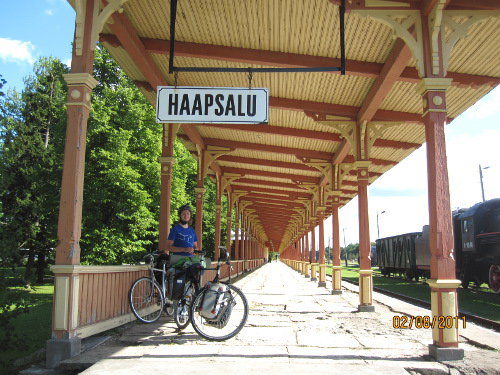 Haapsalus tågstation är en sevärdhet i sig. Hela stationen har fått tak så den ryska tsaren skulle kunna vandra torr till sina lerbad när han anlände med sitt privata tåg.
