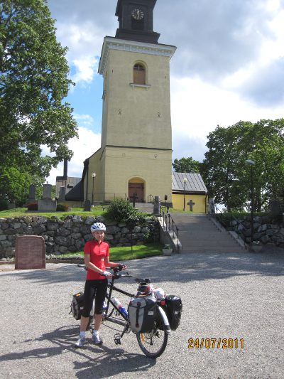 Turinge kyrka bjuder på bra bänk till lunchpausen. Lite kyligt i blåsten men annars bra.