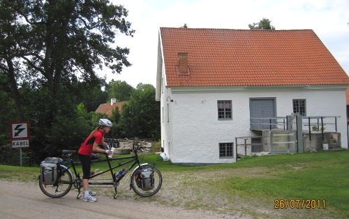 Litet vattenkraftverk med fin damm vi stötte på längs grusvägen till Katrineholm.