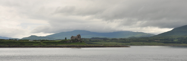 Duart Castle på Mull sett från färjan mot Lochboisdale.