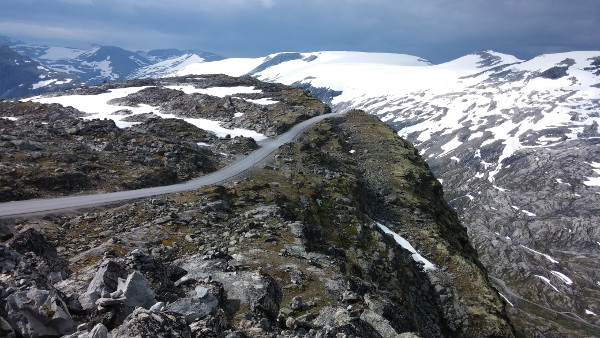 Kargt landskap uppe på Dalsnibba. Bortom krönet så sattes bromsarna på prov!