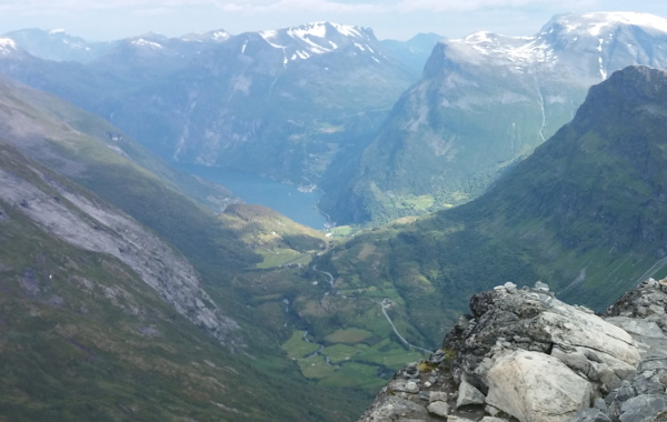 Vy från Dalsnibba ner mot Geirangerfjorden, där vi startade några timmar tidigare. Helt otrolig klättring.