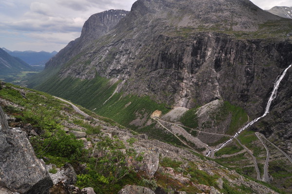 Bästa vyn över den fantastiska trollstigen. För de riktiga vykortsbilderna hade de byggt upp en promenadväg till en utsiktspunkt längs berget, men i cykelskor kändes det lite för långt att traska.