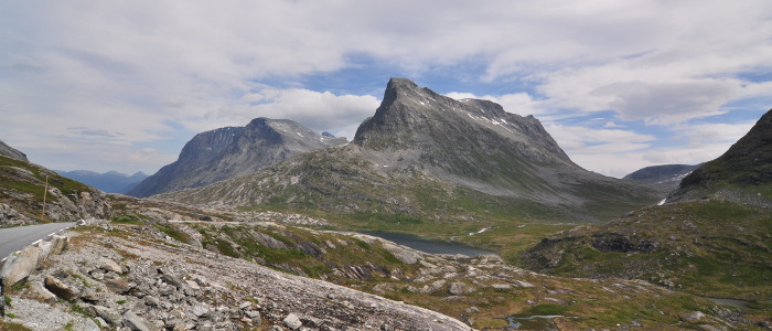 På högsta punkten på vägen mellan Valldalen och Åndalsnes, Trollstigen ska snart börja en bit framåt. Efter några timmars uppförslut så kom vi här till nedförslut och kraftig medvind. Tyckte det till en början kändes lite konstigt i cykeln tills jag kollade ner och såg att hastigheten var drygt 70 km/h. Bara att vara tacksam över deras fina asfalt!
