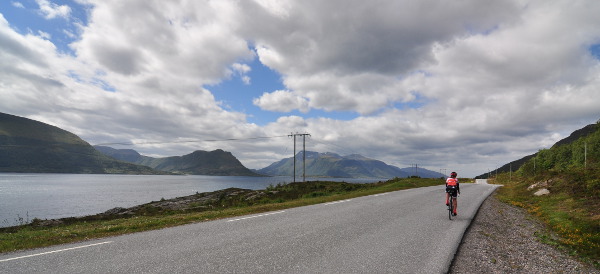 Längs södra kusten av Otrøya, bra vägar fria från bilar och med en helt OK utsikt!
