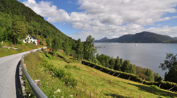 Nyss anlända på Otrøya, vita pricken på vattnet är bilfärjan på väg tillbaka.