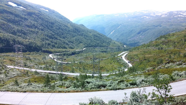 Serpentinerna på Tindevegen som sträcker sig vackert över bergen norrut från Övre Årdal till väg 55.