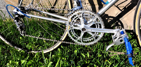 Närbild på drivlinan med genomgående Campagnolo förutom framväxeln.