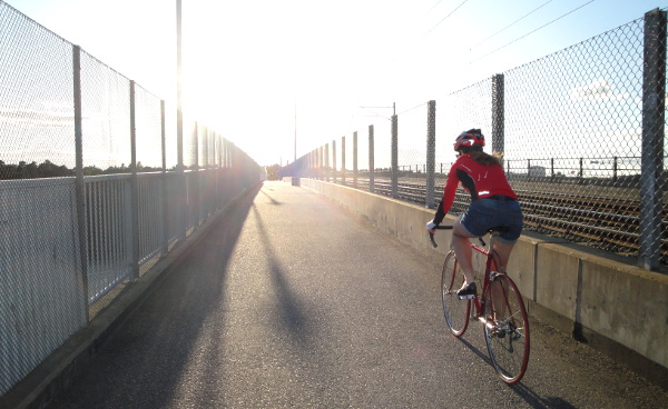 Hanna på premiärturen med sin nyrenoverade Nishiki Road Master. Över Alviksbron på jakt efter glass.