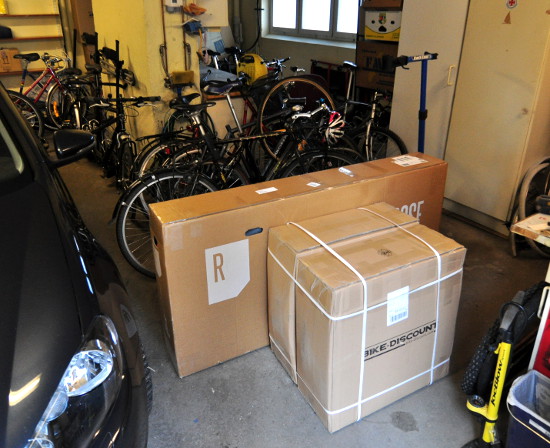 Stora tyska kartonger med roligt innehåll i, till ett redan överfyllt garage.
