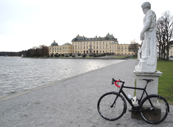 Kungen ville passa på att få se på den nya fina cykeln så bäst att cykla förbi på premiärturen.