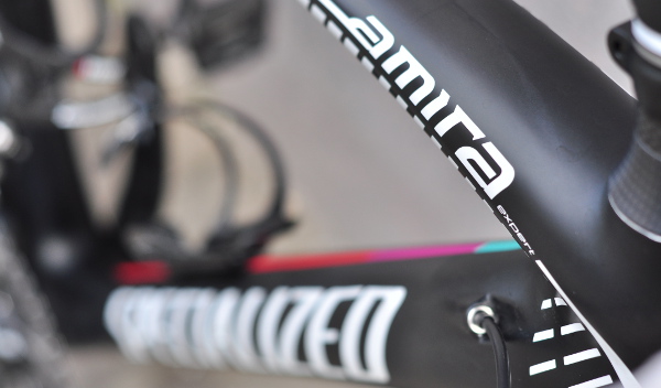 Fruns Specialized Amira uppställd för dokumentering.