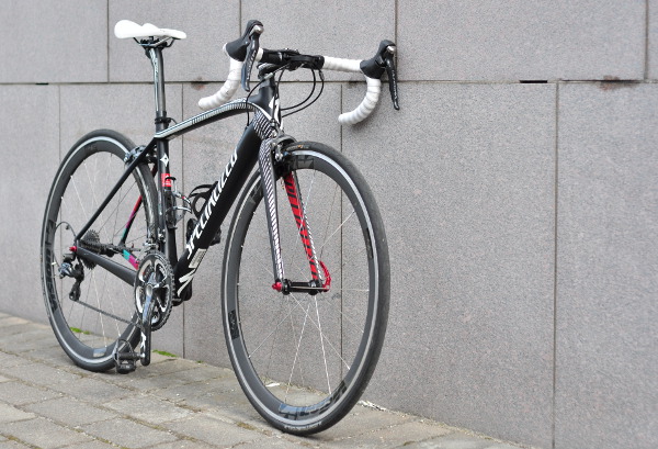 Fruns Specialized Amira uppställd för dokumentering.