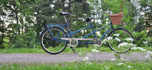 Tandem juni 2010. Som en liten sommardröm. Sadelhöjderna viskar om att det är sambon som bestämmer.