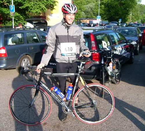 Jag med racern den 18e juni 2010, innan vi rullade till starten. Mycket cykelsugen.