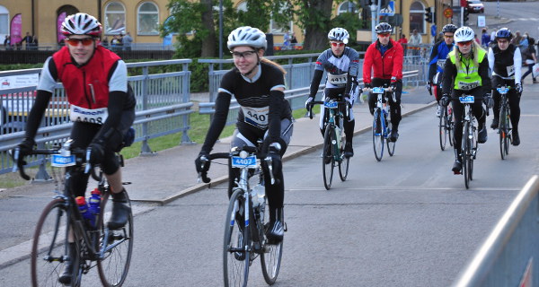 Cyklat de första 100 metrarna, det skall bli 299 900 meter till... fortfarande torra och glada!
