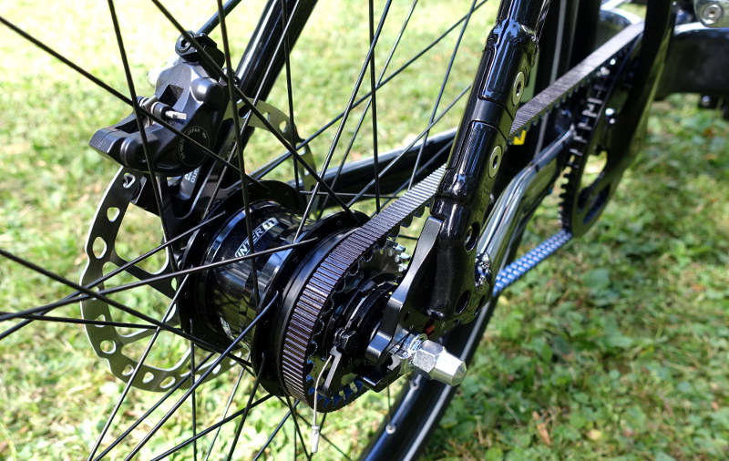 Bullitens baknav, Shimano Alfine 11, med drivning via Gates Carbon Drive CDX. Även baktriangelns öppning för att få in remmen syns.